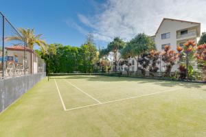 Broadbeach Retreat Pool, Tennis Walk to Beach