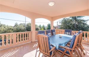 Six-Bedroom Holiday Home In Bibinje