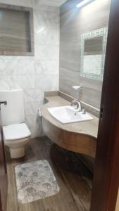 Hotel APT in Maadi 2rm see full Nile&pyramid