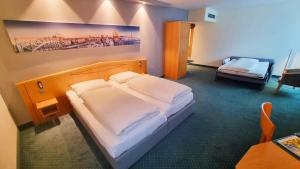 Double Room with Extra Bed room in Hotel Panorama Hamburg-Harburg