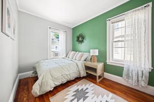 Well-Lit Bedroom near Transit and Charles River