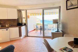 Terrasse avec superbe vue mer & pieds dans l’eau