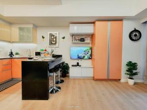 One Bedroom Unit with Venice Canal View