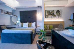 One Bedroom Unit with Venice Canal View