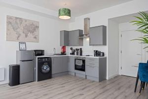 Airy and Modern 1 BR apartment walk to centre