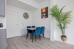 Airy and Modern 1 BR apartment walk to centre
