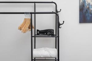 Airy and Modern 1 BR apartment walk to centre