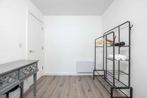 Airy and Modern 1 BR apartment walk to centre