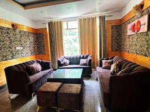 Decent Stays BNB in city Centre - 3 BHK apartments - PRIVATE PARKING - BALCONY VIEW