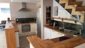 Maisons de vacances Cottage with swimming pool : photos des chambres