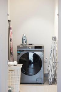 Stunning 4BR with Burj Khalifa and Fountain View, Downtown Dubai