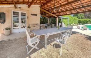 Maisons de vacances Awesome Home In Connaux : photos des chambres