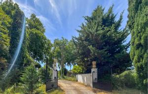 Maisons de vacances Awesome Home In Connaux : photos des chambres