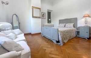 Maisons de vacances Awesome Home In Connaux : photos des chambres