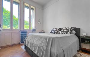 Maisons de vacances Awesome Home In Connaux : photos des chambres