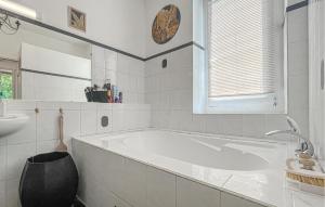 Maisons de vacances Awesome Home In Connaux : photos des chambres