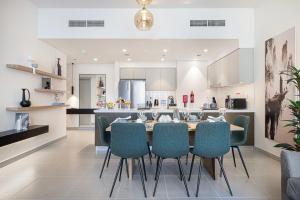 Stunning 4BR with Burj Khalifa and Fountain View, Downtown Dubai