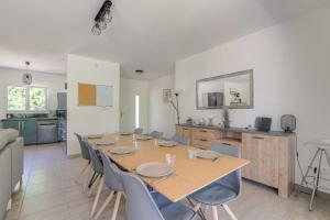 Maisons de vacances Charmante maison 68 pers PMR proche Lyon : photos des chambres