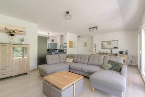 Maisons de vacances Charmante maison 68 pers PMR proche Lyon : photos des chambres