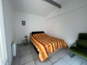 Vue sur le port, au cœur de Saint-Mandrier, rez-de-jardin, proche de toutes commodités