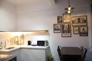 123 Apartment - Steps to Market, Bus & Metro