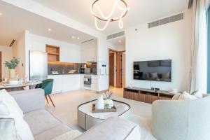 High Rise Apartment with Direct Access to Marina Walk, Near JBR, Marina Mall and Dubai Dining Hotspots, VIDA Residences, Dubai Marina by Deluxe Holiday Homes