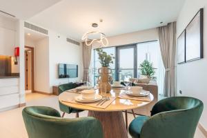 High Rise Apartment with Direct Access to Marina Walk, Near JBR, Marina Mall and Dubai Dining Hotspots, VIDA Residences, Dubai Marina by Deluxe Holiday Homes