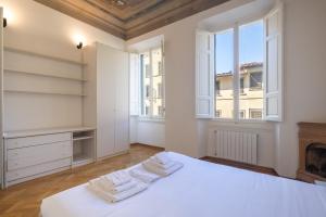 Florence Large Frescoed Apartment