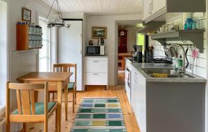 2 Bedroom Stunning Home In Burseryd