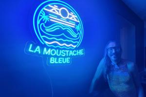La Moustache Bleue