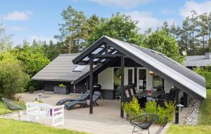 Beautiful Home In Fårvang With Wifi