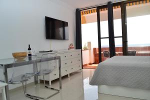 Listen the BAY - 230