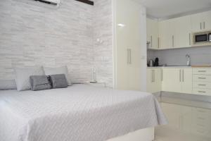 Listen the BAY - 230