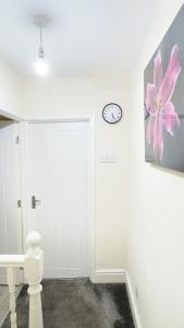 60, Stylish 3 Bedroom House - Free Parking