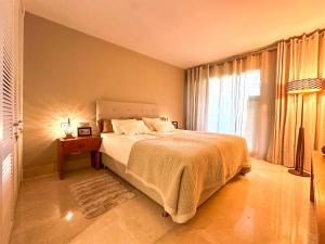 Golf Gardens Elegant 2 Bedroom with Tropical Garden Views Walk to Beach