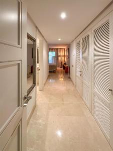 Golf Gardens Elegant 2 Bedroom with Tropical Garden Views Walk to Beach