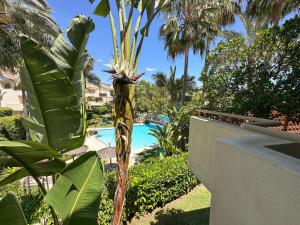 Golf Gardens Elegant 2 Bedroom with Tropical Garden Views Walk to Beach