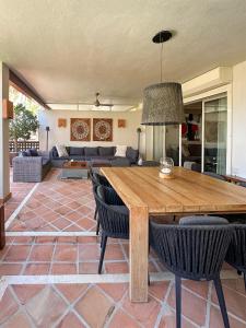 Golf Gardens Elegant 2 Bedroom with Tropical Garden Views Walk to Beach