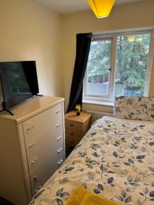 Peaceful 3 bedroom house close to Newcross hospital Wolverhampton