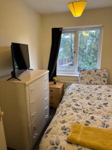 Peaceful 3 bedroom house close to Newcross hospital Wolverhampton