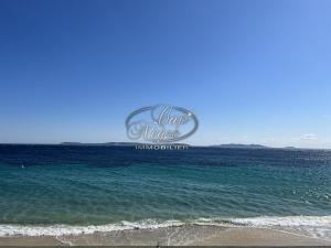 Studio vue mer pieds dans leau plage de Cavalière