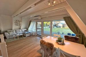 Zeltdachhaus mit Zaun in Strandnähe