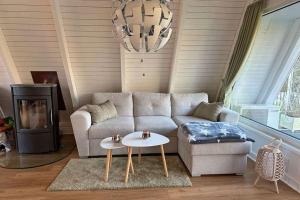 Zeltdachhaus mit Zaun in Strandnähe