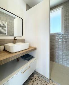 Maisons de vacances Maison renovee, Sainte Marine a 100 m de la plage : photos des chambres