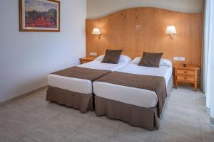 Double or Twin Room with Extra Bed and Balcony (2 Adults + 1 Child) room in GHT Neptuno