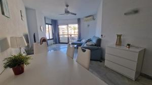 Sunny 2BR Apartment with Pool, Calahonda Beachside