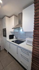 Sunny 2BR Apartment with Pool, Calahonda Beachside