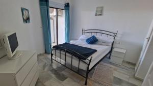 Sunny 2BR Apartment with Pool, Calahonda Beachside