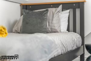 Group Stays Spacious House with Parking, sleeps 6