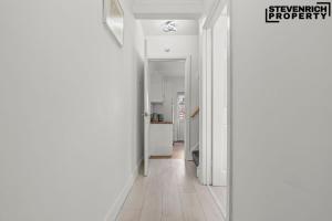 Long Stays, Contractors & Re-locators, 3BR House, Parking, Sleeps 6